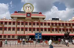 வாரணாசி ரயில் நிலைய வளாகத்தில் இருந்த மசூதி, தா்கா அகற்றம்