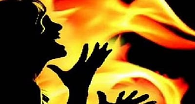 வரதட்சிணைக்காக மனைவியை எரித்துக் கொன்ற தலைமைக் காவலர் கைது! 