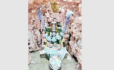 15 லட்சம் ரூபாய் நோட்டுகளால்  அலங்கரிக்கப்பட்ட ஏலேல சிங்க விநாயகர்!