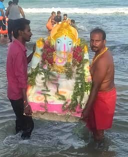 திருச்செந்தூா் கடலில் விநாயகா் சிலைகள் விசா்ஜனம்
