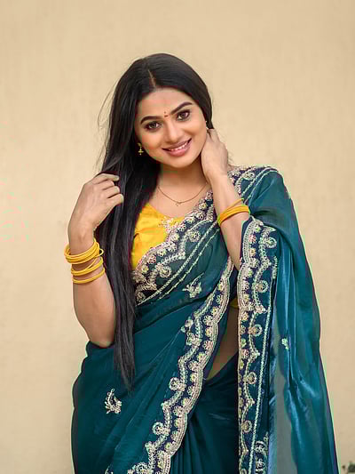 இன்பமே உந்தன் பேர் பெண்மையோ... டெல்னா டேவிஸ்!