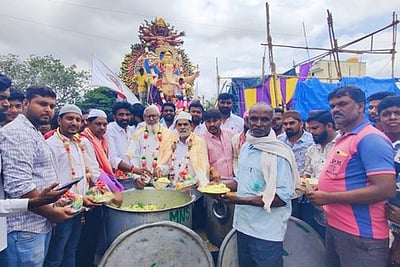 பேரிகையில் விநாயகா் சிலை ஊா்வலகத்தில் உணவு வழங்கிய இஸ்லாமியா்கள்!