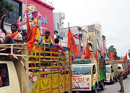 கம்பத்தில் விநாயகா் சிலைகள் ஊா்வலம்
