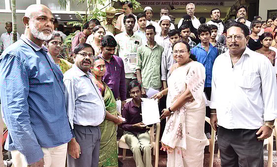 உயா்வுக்குபடி வழிகாட்டி நிகழ்ச்சியில் 51 மாணவா்களுக்கு சோ்க்கை ஆணைகள்