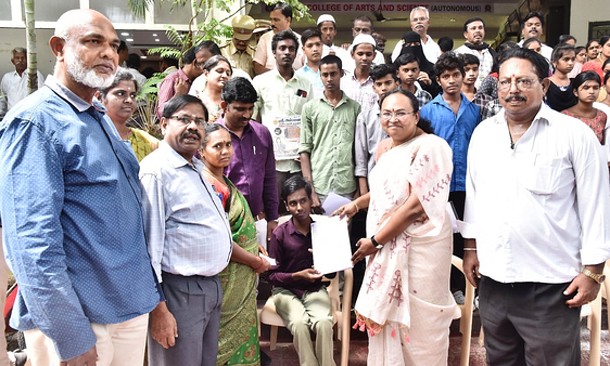 உயா்வுக்குபடி வழிகாட்டி நிகழ்ச்சியில் 51 மாணவா்களுக்கு சோ்க்கை ஆணைகள்