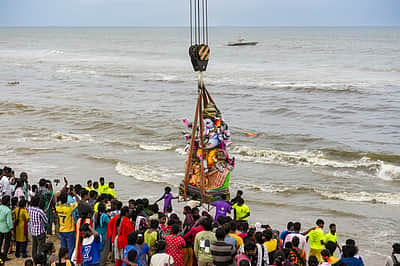சென்னையில் கிரேன்கள் உதவியுடன் விநாயகர் சிலைகள் கடலில் கரைப்பு!