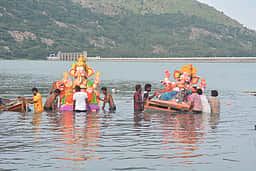 மேட்டூா் காவிரி ஆற்றில் 475 விநாயகா் சிலைகள் கரைப்பு