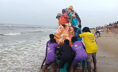 சென்னையில் விநாயகர்  சிலைகள் கரைக்கும் பணி தொடக்கம்: பலத்த பாதுகாப்பு 