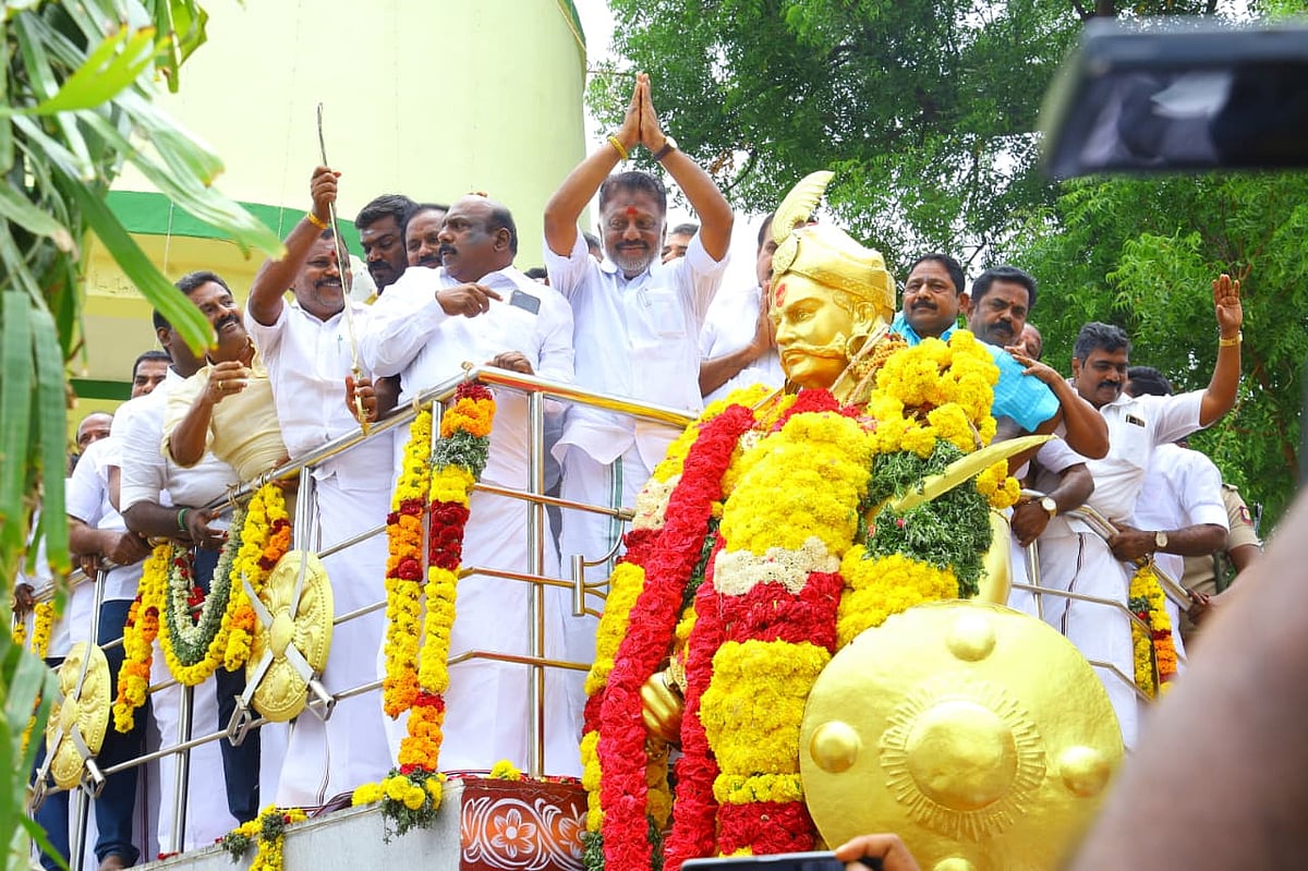 நெற்கட்டும் சேவலில் உள்ள பூலித்தேவன் சிலைக்கு மாலை அணிவித்து மரியாதை செலுத்திய ஓபிஎஸ்.