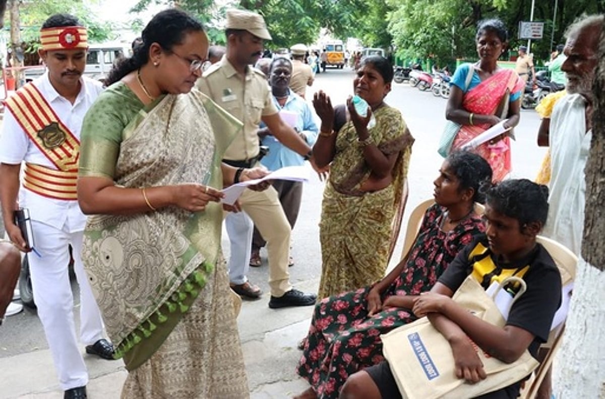 30 பயனாளிகளுக்கு நலத்திட்ட உதவி: வேலூா் ஆட்சியா் வழங்கினாா்