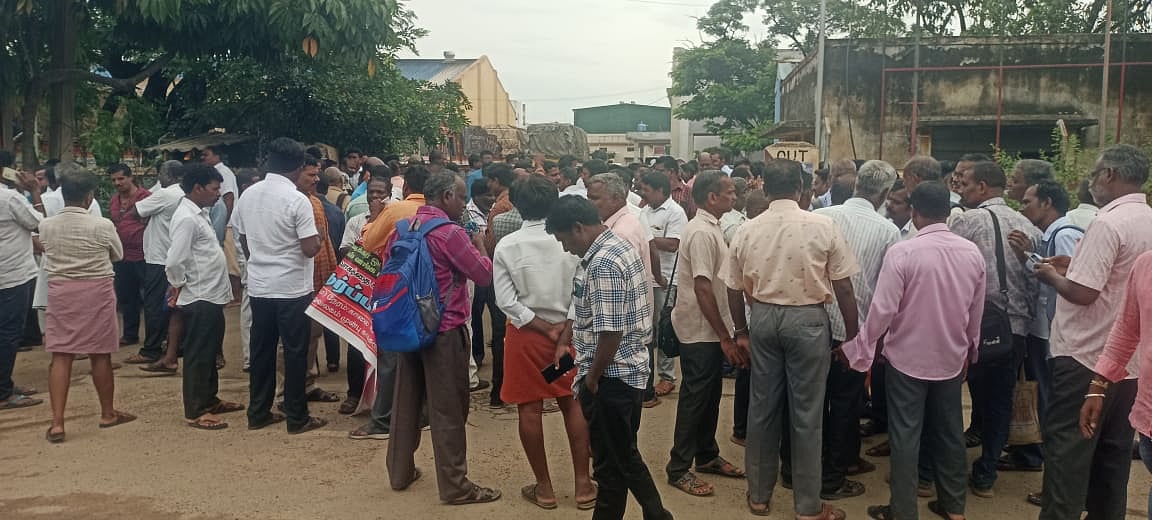 திருவள்ளூரில் டாஸ்மாக் மேலாளர் அலுவலகத்தை முற்றுகையிட்டு ஊழியர்கள் போராட்டம்