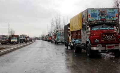 ஜம்மு நெடுஞ்சாலையில் சிக்கித்தவிக்கும் 1000-க்கும் மேற்பட்ட பழ லாரிகள்! 