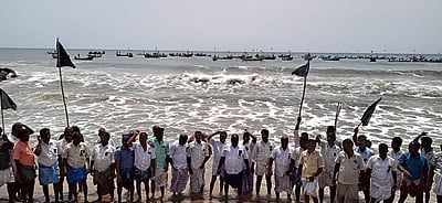 பூம்புகார் அருகே கடலில் இறங்கி கருப்புக் கொடியுடன் மீனவர்கள் ஆர்ப்பாட்டம்! 