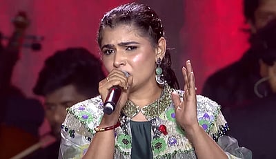 லைக் மழை! 10 கோடி பார்வைகளைக் கடந்த சின்மயி மேடைப் பாடல்!