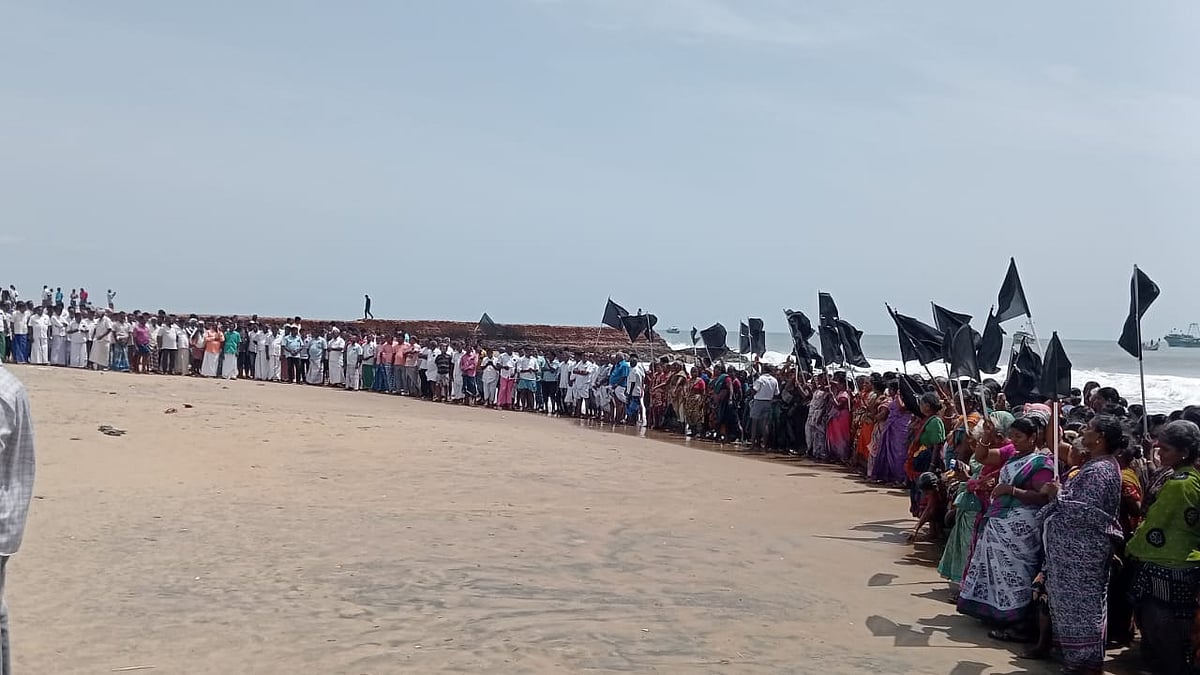 தரங்கம்பாடி-கடலில்-மீனவர்கள்-கருப்புக்-கொடி-போராட்டம்!