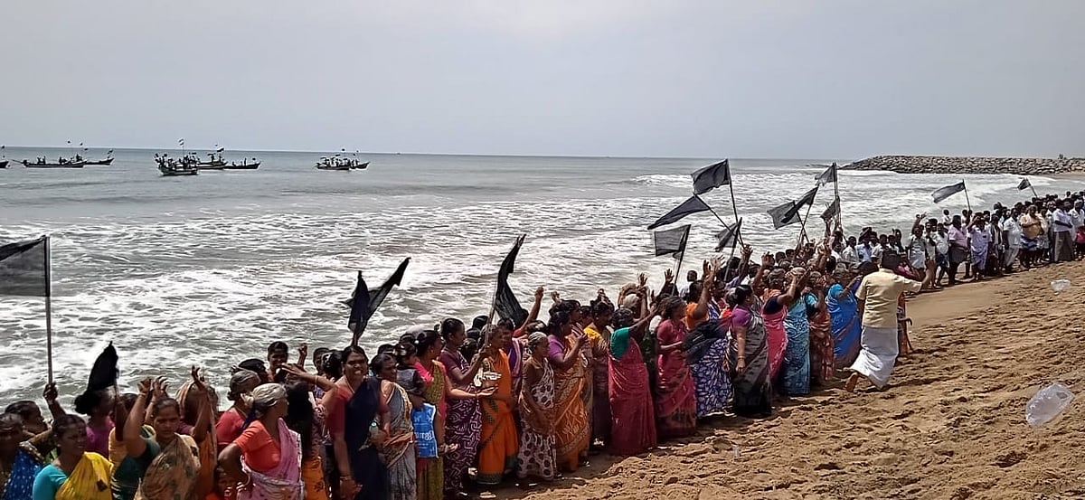 பூம்புகார் அருகே கடலில் இறங்கி கருப்புக் கொடியுடன் மீனவர்கள் ஆர்ப்பாட்டம்!