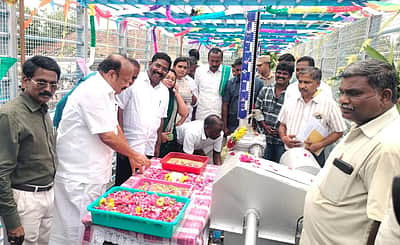 கீழணையிலிருந்து பாசனத்துக்குத் தண்ணீர் திறந்துவைத்தார் அமைச்சர்!