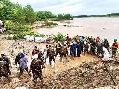 பஞ்சாப் வெள்ளம்: 5,500 மக்கள், 300 துணை ராணுவ வீரர்கள் மீட்பு! 