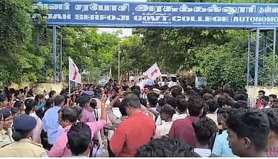 யுஜிசி பாடத்திட்டத்தை கண்டித்து மன்னா் சரபோஜி அரசு கல்லூரி மாணவர்கள் நகல் எரிப்பு போராட்டம்  