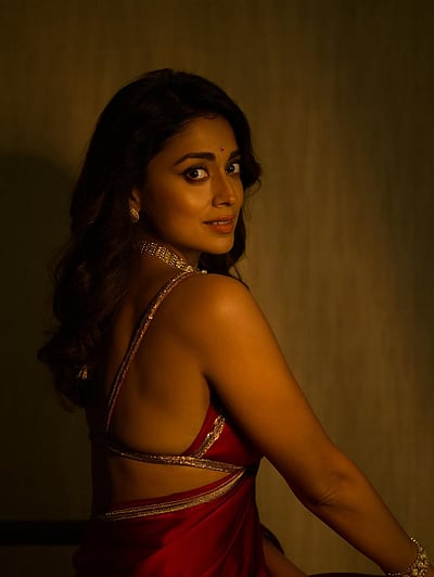 நீ பார்த்த விழிகள்... ஸ்ரேயா சரண்!