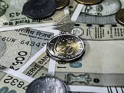 வீழ்ச்சியடையும் ரூபாய் மதிப்பு: 1 டாலர் ரூ. 58-இல் இருந்து ரூ. 95.74-ஆக வீழ்ச்சி! - காங்கிரஸ் விமர்சனம்