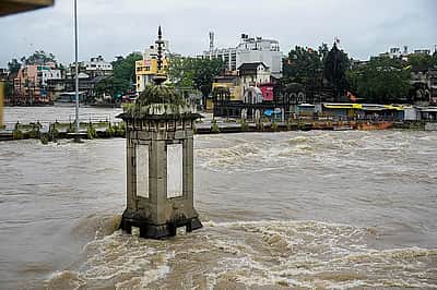 குஜராத்தில் தொடரும் கனமழை!  உயர் எச்சரிக்கையில் 113 அணைகள்!