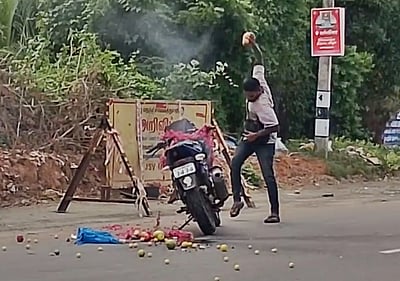 பைக் தீப்பற்றி புகைமூட்டம்: ஆத்திரத்தில் இளைஞர் செய்த செயல்..!