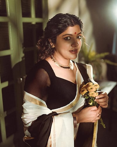 வெளிச்சமும் நிழலும்... அபர்ணா பாலமுரளி!