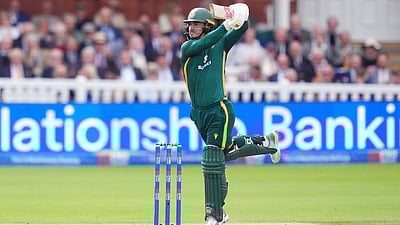 2-வது ஒருநாள்: இருவர் அரைசதம்; இங்கிலாந்துக்கு 331 ரன்கள் இலக்கு!