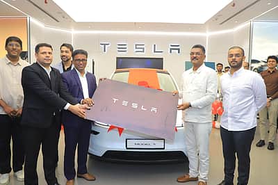 இந்தியாவில் முதல் டெஸ்லா காரை வாங்கினாா் மகாராஷ்டிர அமைச்சா்