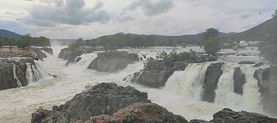 ஒகேனக்கல் காவிரியில் பரிசல் இயக்கவும், அருவிகளில் குளிக்கவும் தடை!