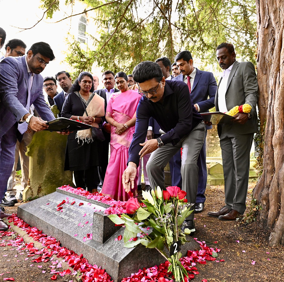 ஆக்ஸ்போர்டில் உறங்கும் தமிழ் மாணவரைப் போற்றாமல் வருவது அறமாகுமா? - ஜி.யு. போப் கல்லறையில் முதல்வர் ஸ்டாலின்!