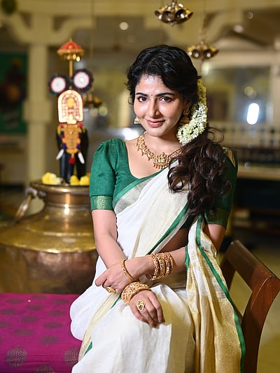 ஓணம் ரெடி... ஐஸ்வர்யா மேனன்!