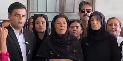 பாக். முன்னாள் பிரதமரின் சகோதரியின் மீது முட்டை வீச்சு!