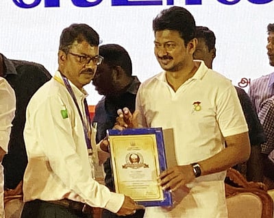 ஆம்பூா் பள்ளி ஆசிரியருக்கு நல்லாசிரியா் விருது