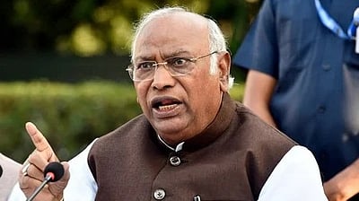 கா்நாடக முதல்வா் மாற்றம் குறித்த குழப்பத்துக்கு முற்றுப்புள்ளி வைப்போம்: மல்லிகாா்ஜுன காா்கே