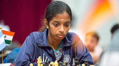 வைஷாலி முன்னிலை!