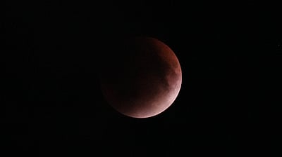 முழு சந்திர கிரகணம் தொடங்கியது!