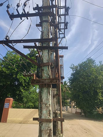 அபாயகரமான நிலையில் சேதமடைந்த மின்கம்பங்கள்!