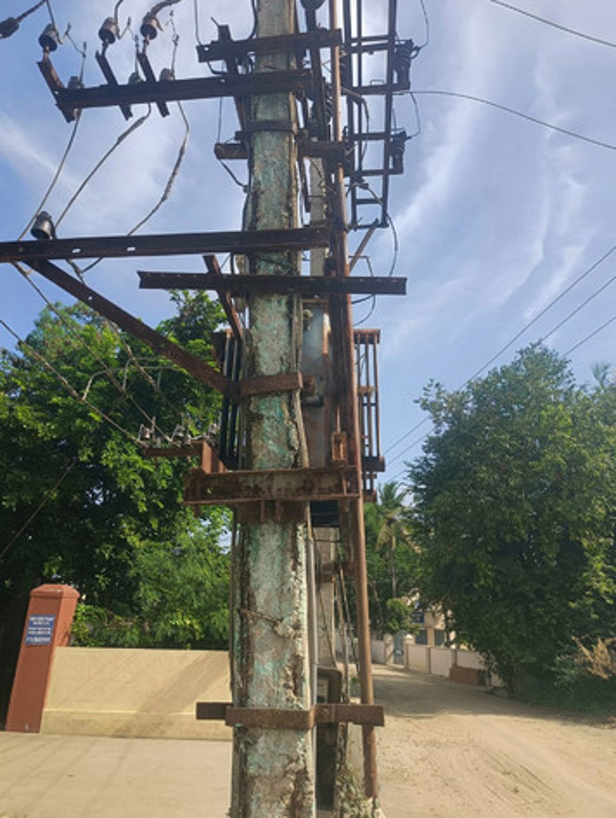 அபாயகரமான நிலையில் சேதமடைந்த மின்கம்பங்கள்!