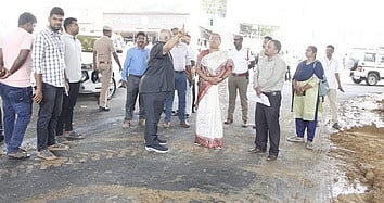 புதை சாக்கடை பணியில் சாலைகளில் மண்ணை கொட்டினால் நடவடிக்கை:
ஆட்சியா் எச்சரிக்கை