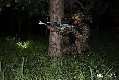 ஜம்மு - காஷ்மீரில் பயங்கரவாதி கொலை! ராணுவ வீரர் காயம்!