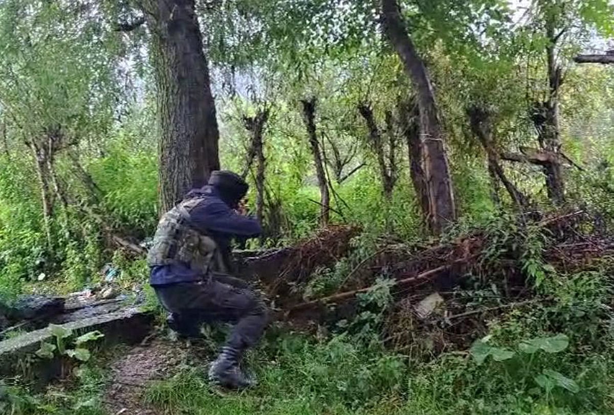 ஜம்மு - காஷ்மீர் வனப்பகுதிகளில் பயங்கரவாதிகளுக்கு எதிரான தேடுதல் வேட்டை: 2 பேர் சுட்டுக்கொலை!