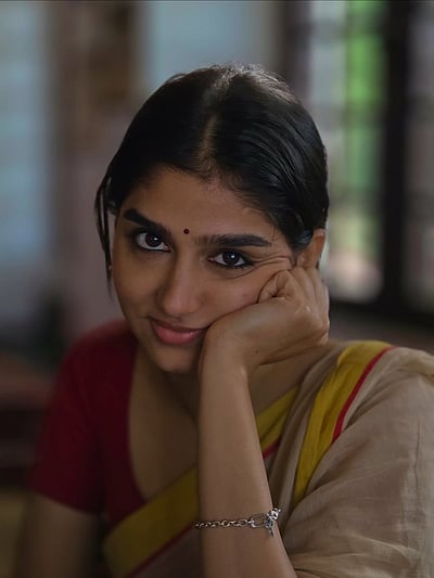 அரபிக்கடல் கொந்தளிக்க... அனஸ்வரா ராஜன்!