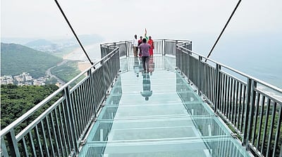 நாட்டின் மிக நீண்ட கண்ணாடிப் பாலம்! மலையிலிருந்து கடலைப் பார்க்க!!