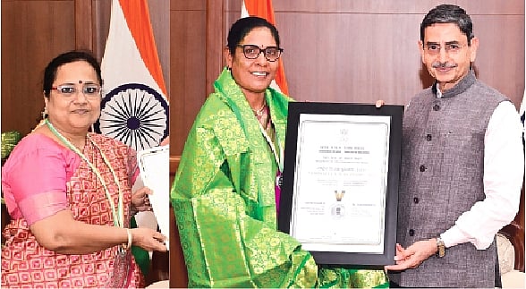 தேசிய நல்லாசிரியா் விருது பெற்ற ஆசிரியா்களுக்கு ஆளுநா் பாராட்டு