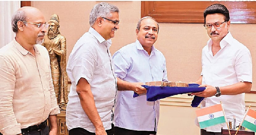 ஜொ்மனி பல்கலை. தமிழ் ஓலைச் சுவடி: சென்னை நூலகத்தில் ஒப்படைத்தாா் முதல்வா்