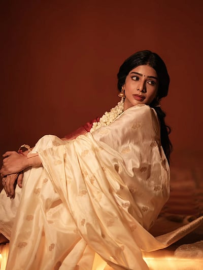 கடை கண்ணாலே ரசித்தேன்... பவித்ரா லட்சுமி!