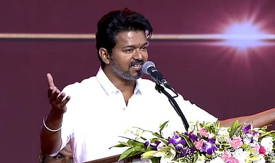 தமிழக மக்களை ஏமாற்றாமல் உண்மையாக உழைத்தவர் அண்ணா: விஜய்  