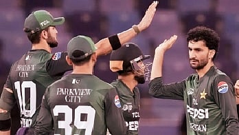 ஓமனை சாய்த்தது பாகிஸ்தான்